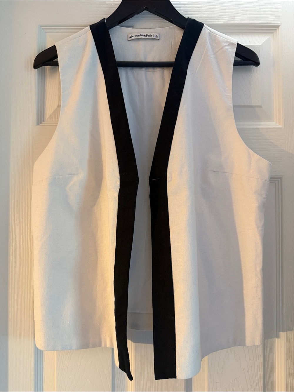 NWOT Abercrombie & Fitch Women’s White Vest with Black Trim